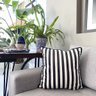 capa almofada decorativa veludo listras preto e branco 45x45 ambientada