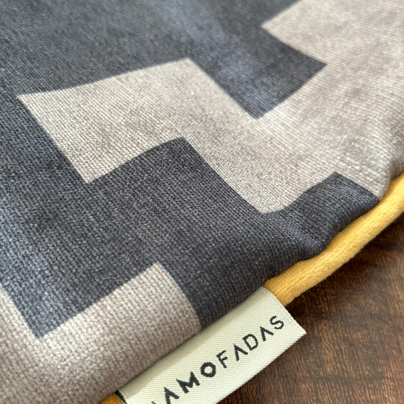 capa de almofada geometrica preta e mostarda 45x30 etiqueta