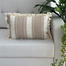 capa de almofada listrada bege e marrom com franjas 45x30 sofa