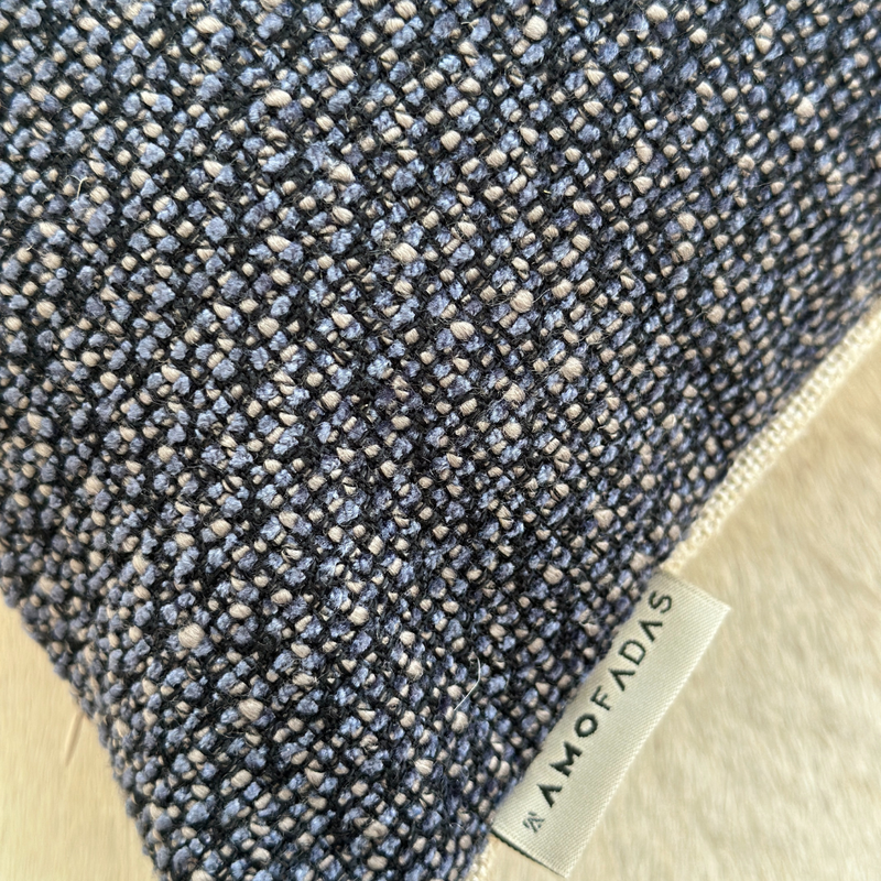 capa de almofada la azul e linho com tassels 45x30 detalhe