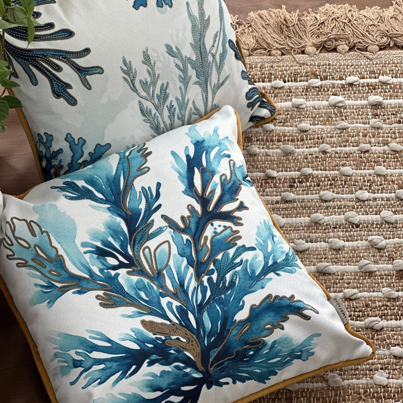 capas almofada mar em linhao branco com algas azuis 45x45