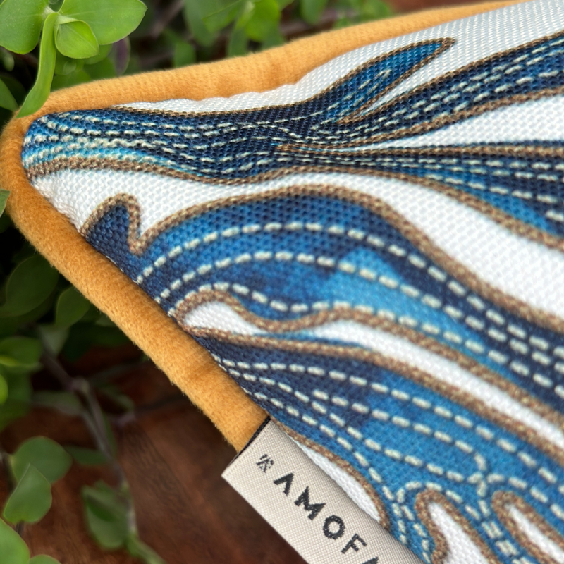 capa almofada mar em linhao branco com corais azuis 45x45 detalhes