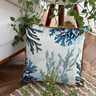 capa almofada mar em linhao branco com corais azuis 45x45