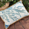 capa almofada mar em linhao branco com algas azuis 45x30 1