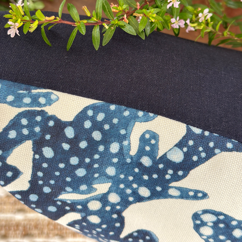 capa almofada linhao c corais mar verso linho azul 45x45 lado