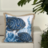 capa almofada decorativa peixe azul com borda em linho 45x45 perto