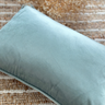 capa de almofada em veludo verde claro 45x30 detalhes