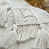 almofada em boucle com detalhe em macrame off white 45x45 detalhes