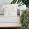 almofada em boucle com detalhe em macrame off white 45x45 sofa