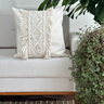 almofada em boucle com detalhe em macrame off white 45x45
