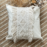 almofada em boucle com detalhe em macrame off white 45x45 decorativa