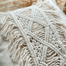 almofada em boucle com detalhe em macrame off white 45x45 perto