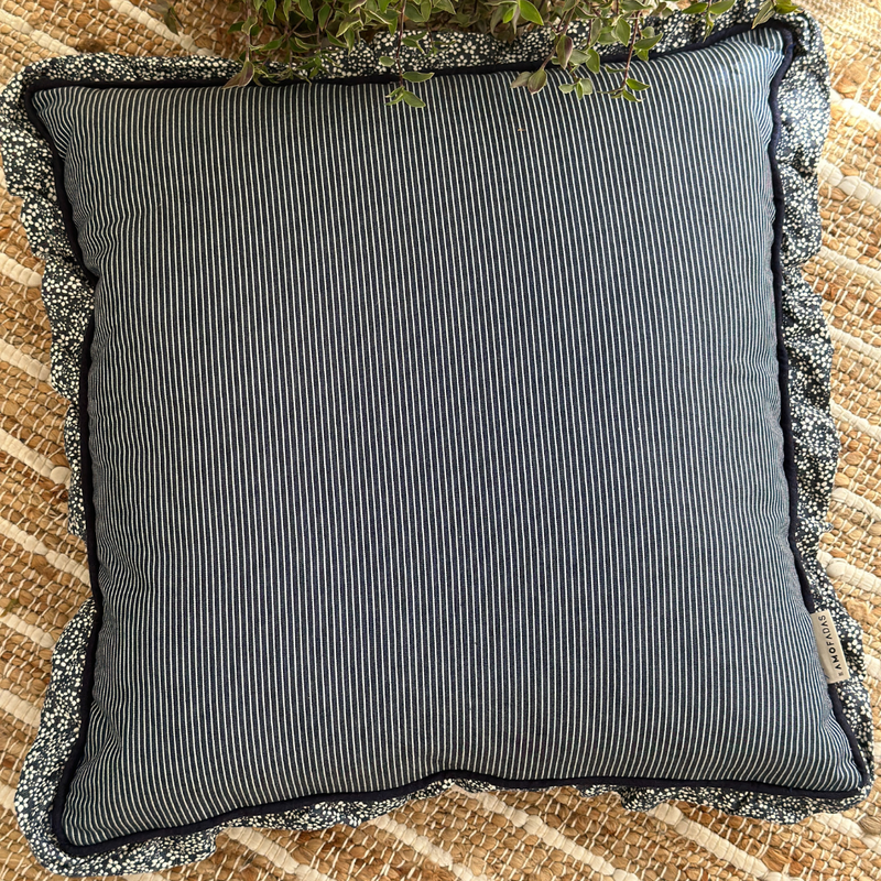 capa almofada algodao azul listrada babado flores 45x45 chao