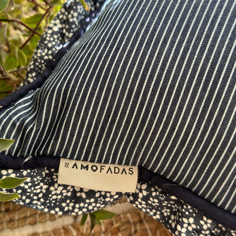 capa almofada algodao azul listrada babado flores 45x45 perto