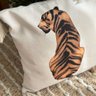 capa de almofada linhao decorativa tigre com tassel 45x45 detalhe