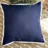 capa de almofada em linho marinho c debrum branco 45x45