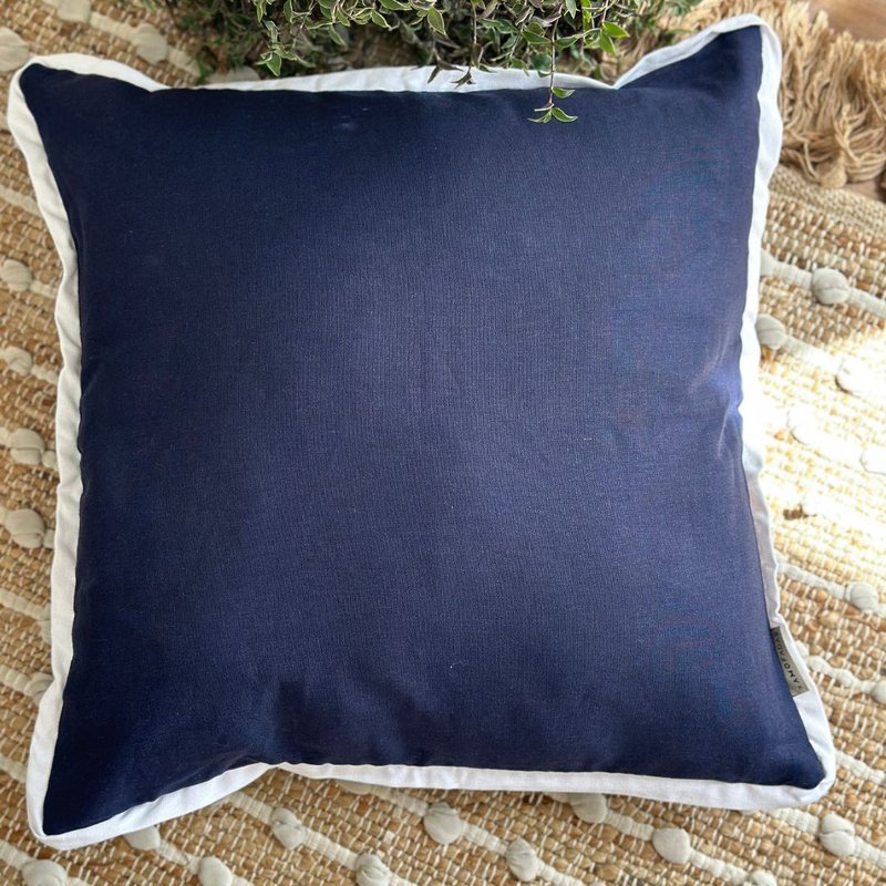 capa de almofada em linho marinho c debrum branco 45x45