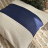 capa de almofada em linho marinho e cru 45x45 1