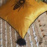 capa almofada veludo mostarda abelha c tassels 45x45 detalhe