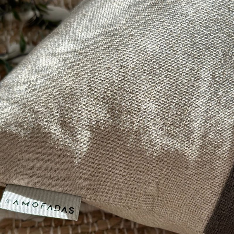 capa de almofada em linho c recortes 45x45 cinza rato detalhe 3