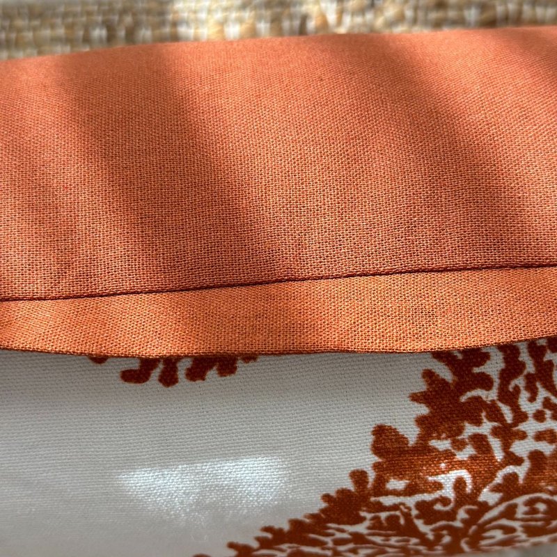 capa de almofada linho terracota entreposto com abas 45x30 detalhe 4