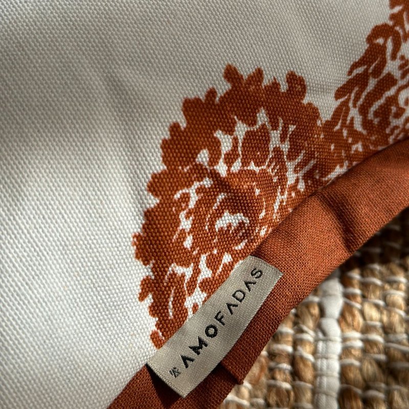 capa de almofada linho terracota entreposto com abas 45x30 detalhe 3