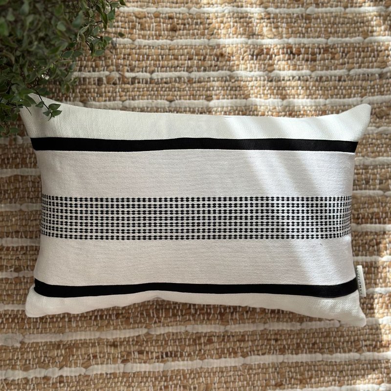 capa almofada linho entreposto branco e preto 45x30 chao16