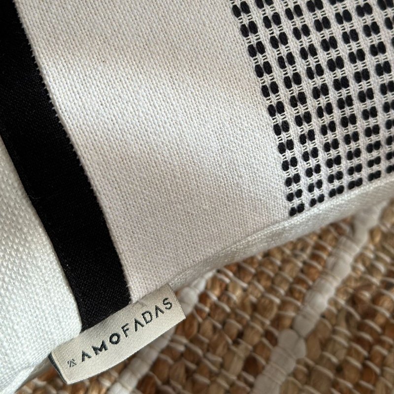 capa almofada linho entreposto branco e preto 45x30 detalhe19