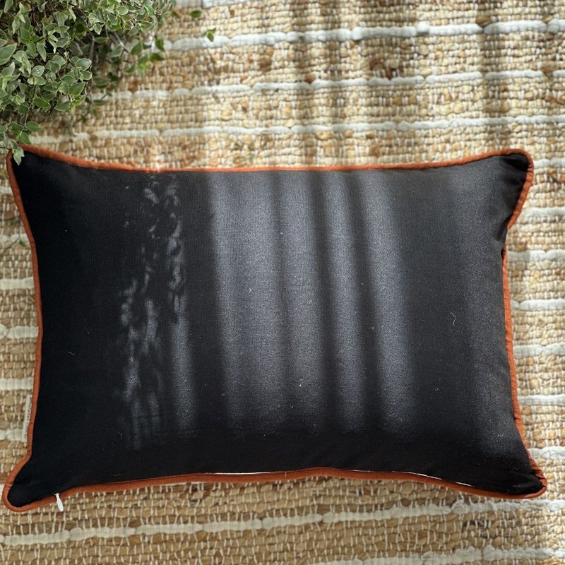 capa de almofada linho entreposto estampada preta 45x30 verso3