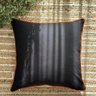 capa de almofada linho entreposto estampada preta 45x45 verso2