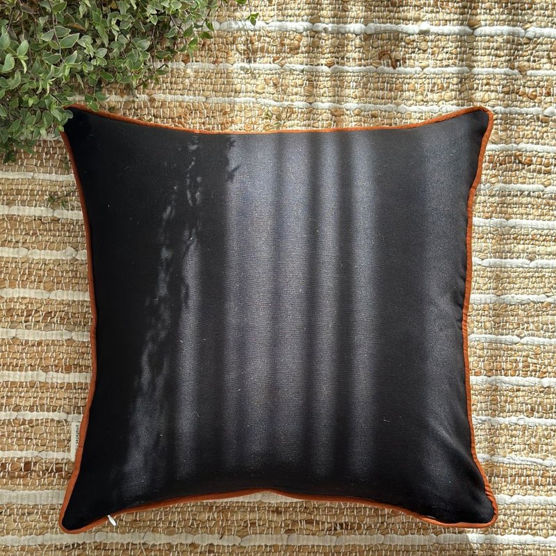 capa de almofada linho entreposto estampada preta 45x45 verso2