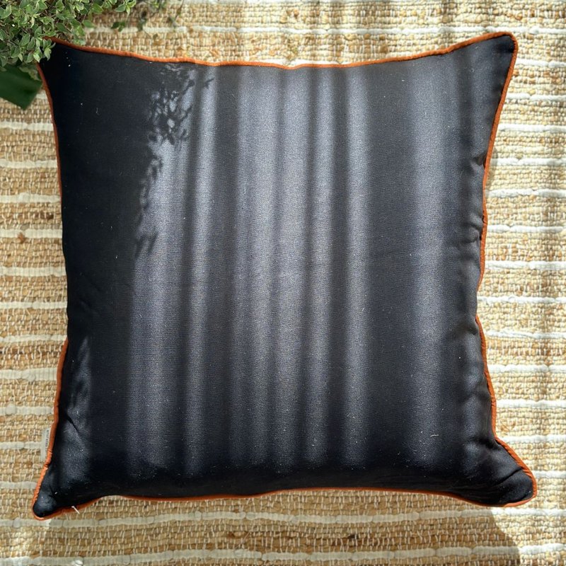 capa de almofada linho entreposto estampada preta 60x60 verso4