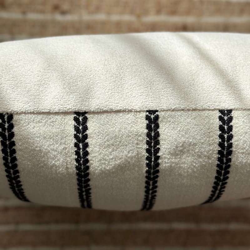 capa de almofada boucle cru e preto com tasseis entreposto 45x30 detalhe5