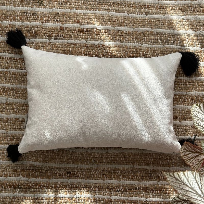 capa de almofada boucle cru e preto com tasseis entreposto 45x30 verso3