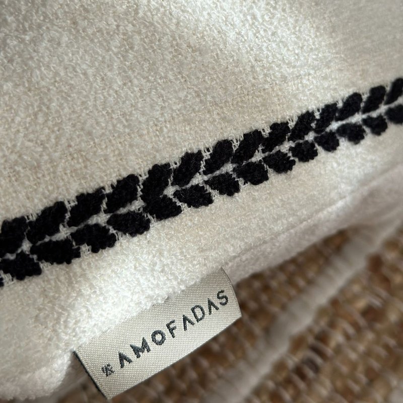 capa de almofada boucle cru e preto entreposto 60x60 detalhe 3