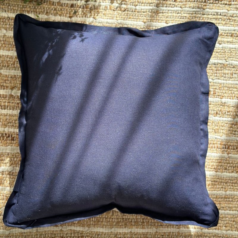 capa almofada algodao estampada vermelha com aba em linho 45x45 verso 5