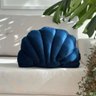 almofada decorativa concha em veludo azul marinho sofa 1
