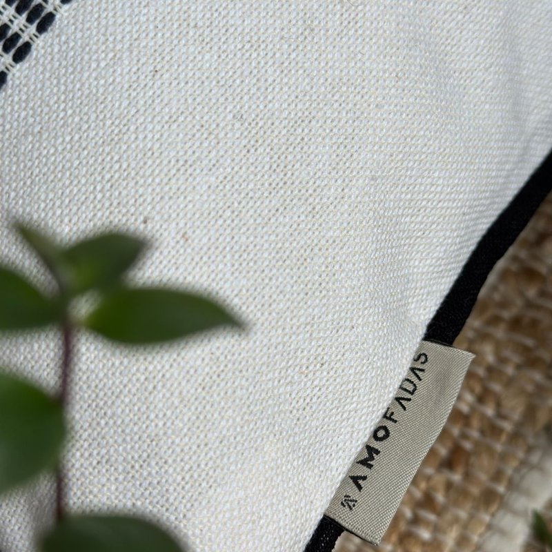 capa de almofada linho branco com listras pretas 45x30 detalhe