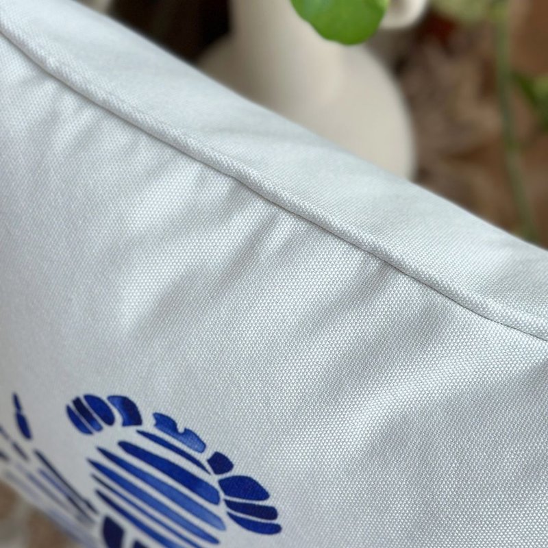 capa almofada lagosta azul em linhao branco 45x45 debrum