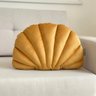 almofada decorativa concha em veludo mostarda