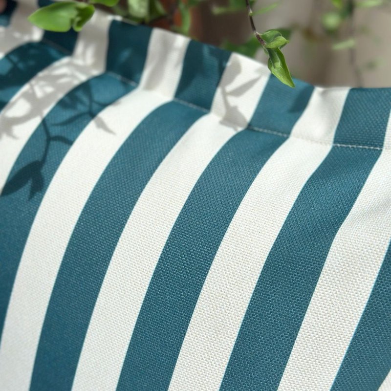capa almofada impermeavel area externa listras verde 30x45 detalhe
