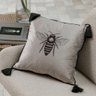 capa almofada abelha cinza com tassel 3