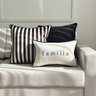 kit 3 capas almofadas veludo preto listrada e palavra familia linhao