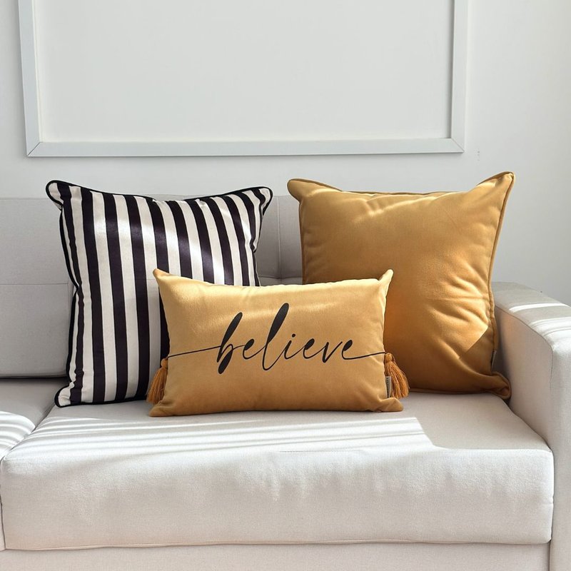 kit 3 capas almofadas veludo listrada mostarda e palavra believe