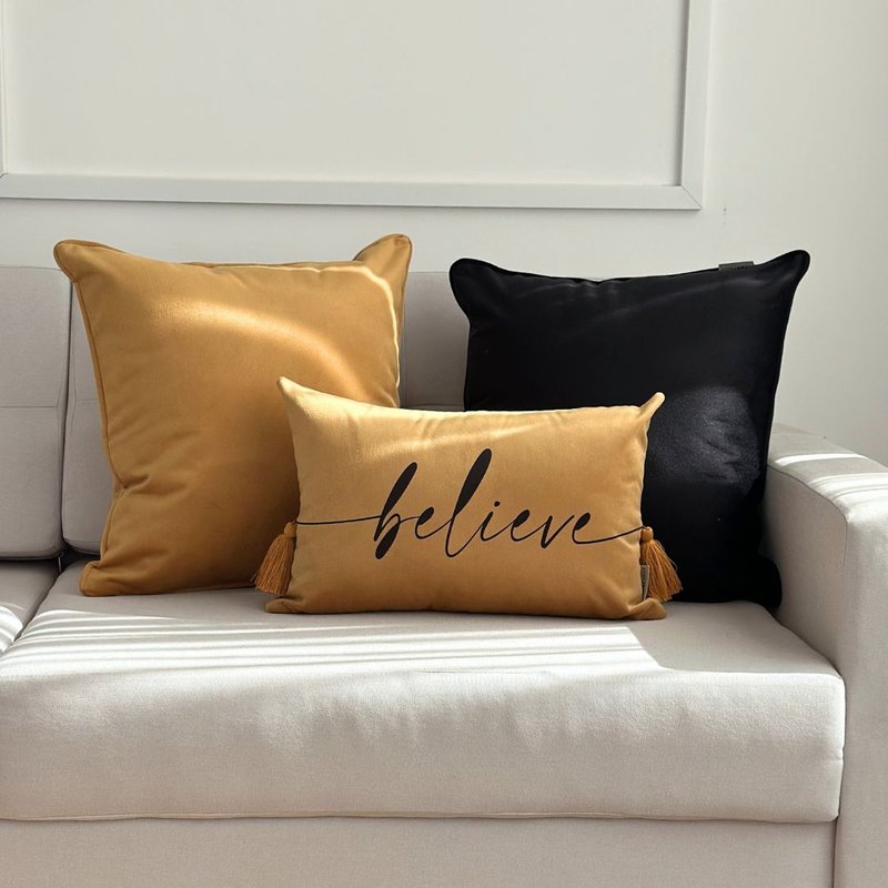 kit 3 capas almofadas veludo mostarda preta e palavra believe