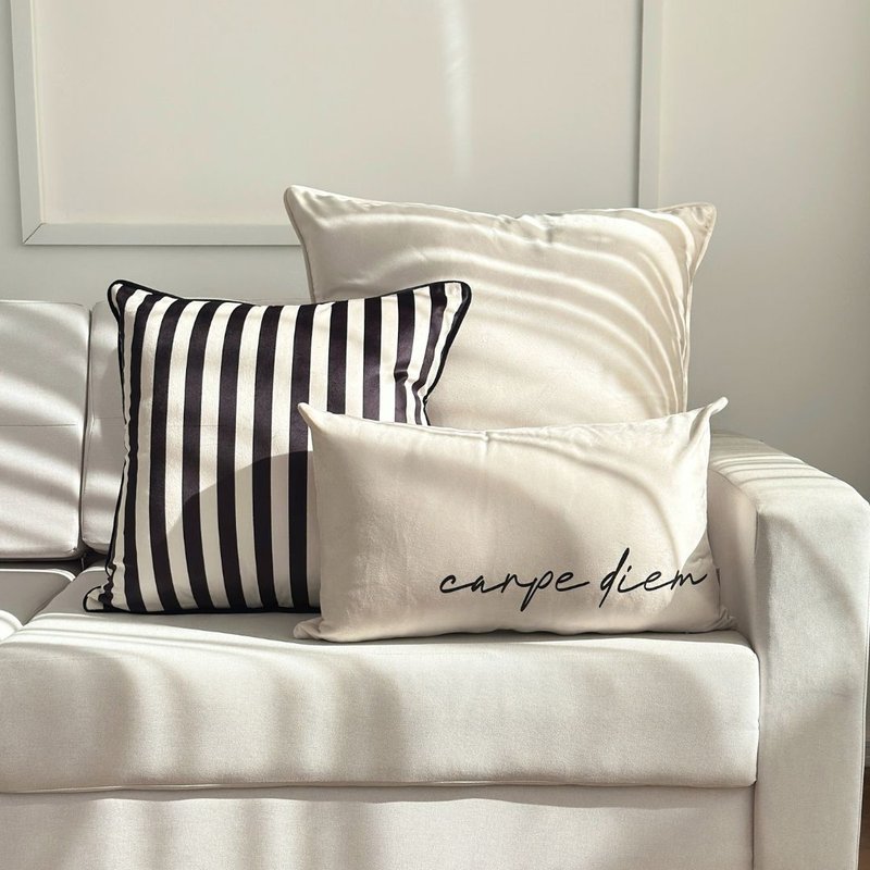 kit 3 capas almofadas veludo listrada off white e palavra carpe diem