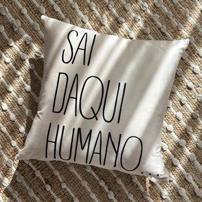 capa de almofada veludo pet frases cachorro e gato 45x45 sai daqui 13