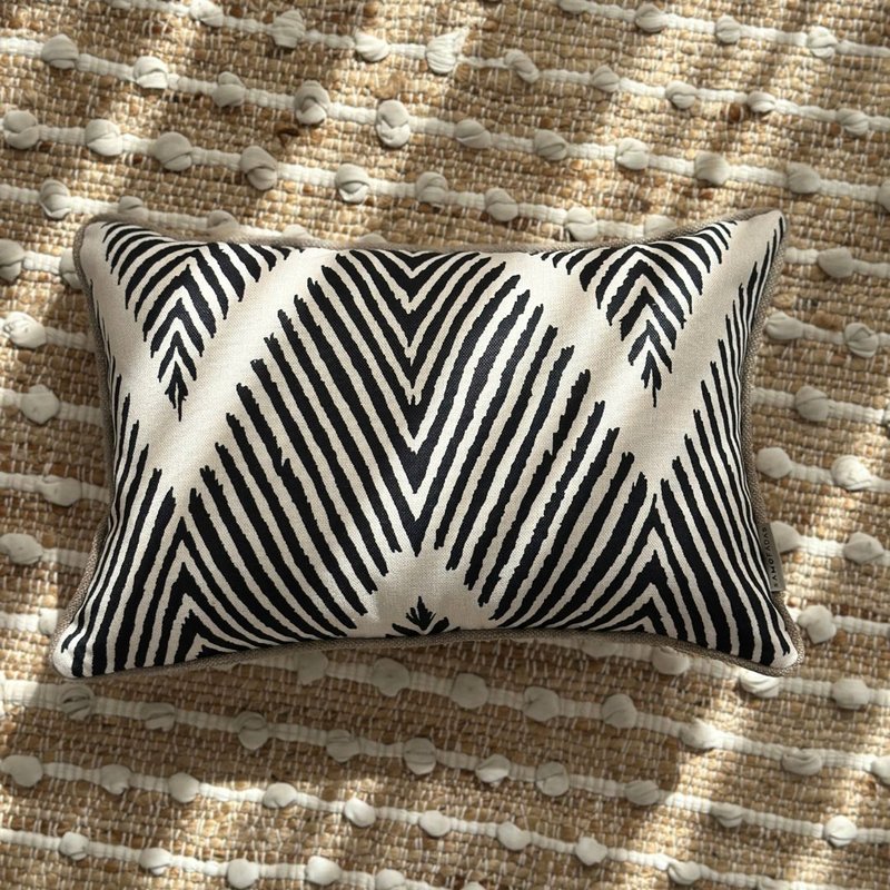 capa de almofada decorativa listras ikat em linhao cru 45x30 chao