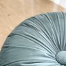 almofada decorativa veludo redonda com botao 45cm verde claro 3