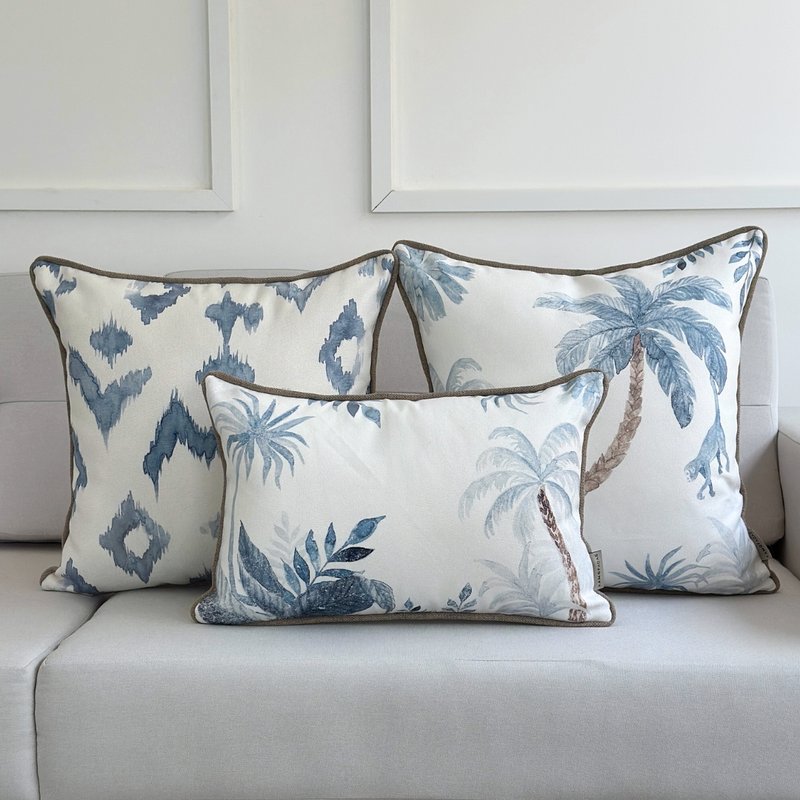 kit 3 capas almofadas linhao branco coqueiros e ikat geometrica azul